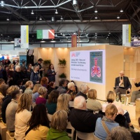 A stage conversation between Tore Renberg and Thomas Böhm at the Norway 2025 Guest of Honor pavilion with a large audience at the Leipzig Book Fair 2025
