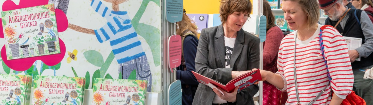 Two women talk about a children's book at the Leipzig Book Fair in 2025