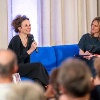 Leipzig Reads event “Das Blaue Sofa” with two guests in front of a packed audience at the Alte Handelsbörse during the Leipzig Book Fair 2025