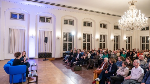 Two people in the Kupfersaal in front of a packed audience during the Leipzig Book Fair 2025
