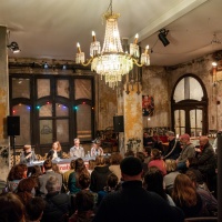 Leipzig Reads event “Die Unabhängigen. Spätausgabe” with four people on the podium in front of a packed audience in the West Wing during the Leipzig Book Fair 2025.