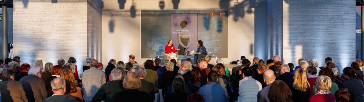 Kristine Bilkau in conversation on stage at the public broadcaster's literature stage in front of a packed audience during the Leipzig Book Fair 2025.