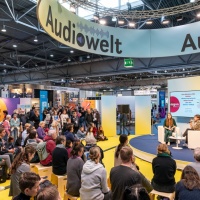 Event at the Audiwelt in front of a full audience during Leipziger Buchmesse 2026