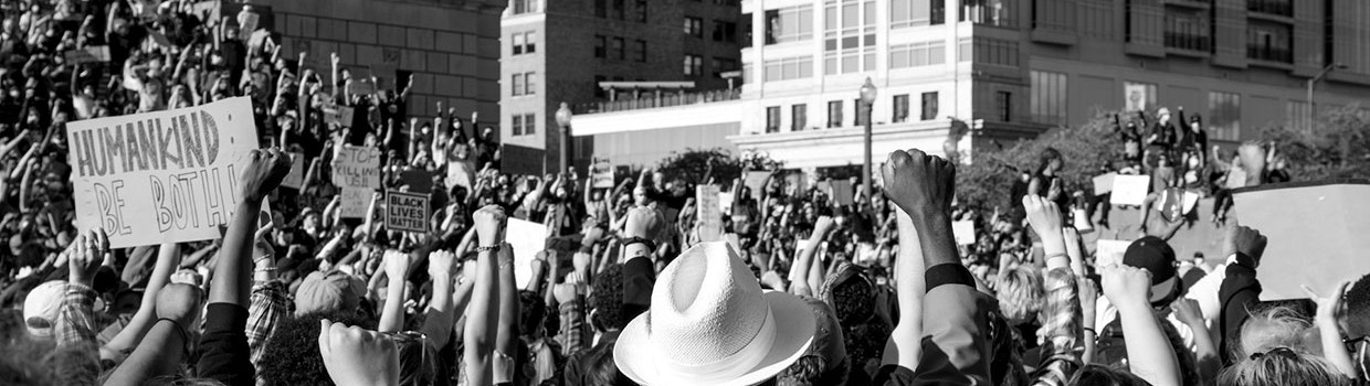 schwarz-weiß Fotografie von einer demonstrierenden Menschenmenge